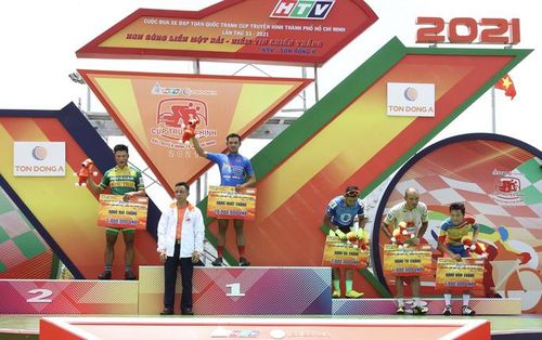 Ông Nguyễn Công Anh-Giám đốc Công ty trách nhiệm hữu hạn Anh Ánh Hồng Lĩnh trao giải thưởng cho các cá nhân thắng chặng 9
