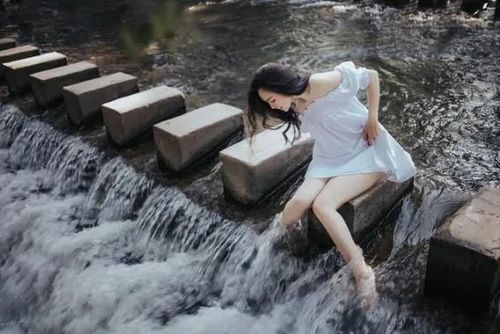 Hiền Thục chăm thay đổi phong cách ăn mặc thường ngày, có khi lại hóa "nàng bánh bèo" với váy suông màu trắng đậm phong cách gái 18.