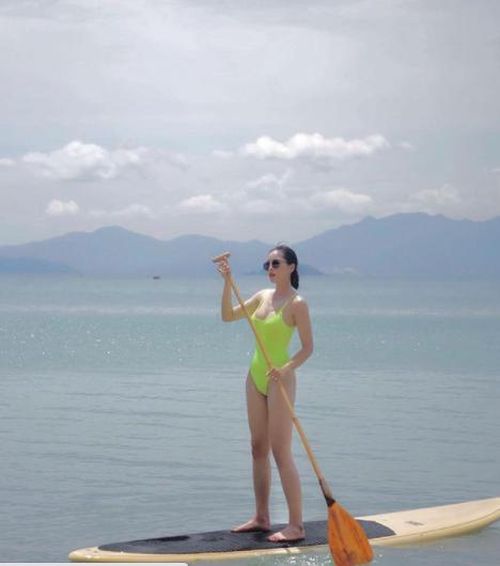 Được biết để có được ngoại hình thon gọn như hiện tại, Kỳ Duyên áp dụng chế độ tập luyện và ăn uống nghiêm ngặt. Trong một bài viết mới đây, chân dài cho biết buổi sáng, cô thường uống sữa chua để bổ sung protein và canxi, dùng ngũ cốc giúp no lâu, tránh cảm giác thèm ăn vặt. Đồng thời, mỹ nhân sinh năm 1996 bổ sung thêm trái cây là táo.