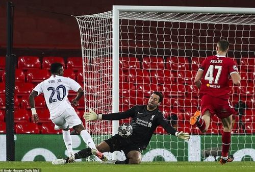 Ở hướng ngược lại thủ thành Alisson cũng không có một ngày nhàn hạ khi Real dù bị Liverpool dồn ép song thỉnh thoảng vẫn tung ra các pha phản công "sắc như dao" khiến hàng thủ áo đỏ khốn đốn. Trong ảnh là pha cứu thua của Alisson trước cú dứt điểm cận thành của Vinicius.