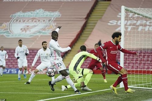 Do việc để thua ở trận lượt đi, Liverpool buộc phải tăng tốc ngay từ đầu trận và họ có nhiều cơ hội tuy nhiên không tận dụng được.