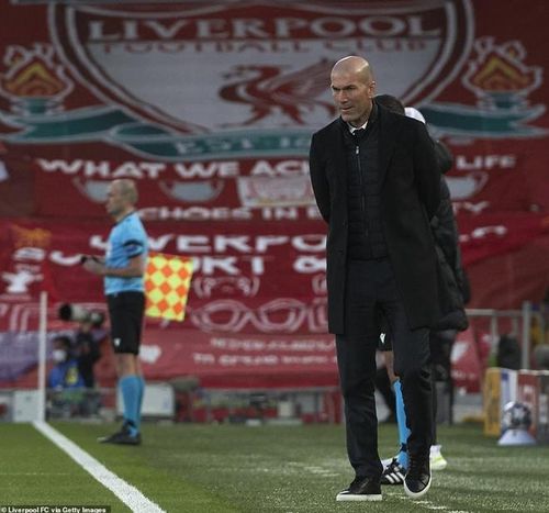 Zidane một lần nữa chứng minh sự tài năng của mình. Không ghi dấu ấn với một lối đá cụ thể nào nhưng chiến lược gia người Pháp đã giúp biến Real từ một đội bóng sa sút thảm hại vào đầu mùa giờ lại đang đứng trước cơ hội vô địch cả Champions league lẫn La Liga.