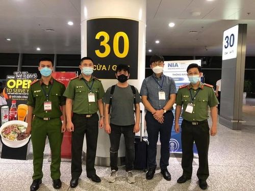 Cơ quan Công an bàn giao đối tượng truy nã cho Cảnh sát Hàn Quốc