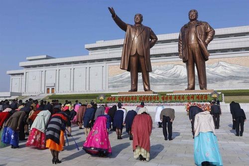 Trong ảnh là người dân Triều Tiên viếng tượng của cố lãnh tụ Kim Nhật Thành và Kim Jong Il vào ngày 15/4. Ảnh: AP.