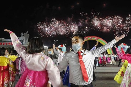 Thanh niên và sinh viên Triều Tiên khiêu vũ dưới pháo hoa mừng ngày Mặt trời. Ảnh: AP.