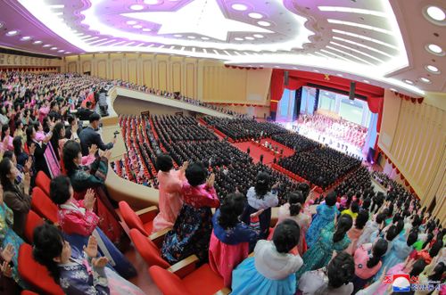 KCNA cho biết ông Kim và phu nhân cũng xem một buổi biểu diễn do các đoàn nghệ thuật lớn biểu diễn nhân kỷ niệm ngày sinh ông nội. Ảnh: KCNA.