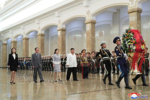 Ông Kim Jong Un cùng vợ, bà Ri Sol Ju, viếng Cung điện Mặt trời Kumsusan ngày 15/4 để kỷ niệm sinh nhật lần thứ 109 của cố lãnh tụ Kim Nhật Thành. Cung điện này là nơi cha và ông nội của nhà lãnh đạo Triều Tiên an nghỉ. Ảnh: KCNA.