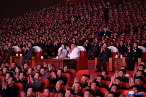 Theo KCNA, cùng đi viếng lăng với ông Kim có bà Kim Yo Jong, em gái nhà lãnh đạo, Jo Yong Won, Ủy viên thường vụ Bộ Chính trị, và Pak Jong Chon, Tổng tham mưu trưởng Quân đội Nhân dân Triều Tiên. Ảnh: KCNA.