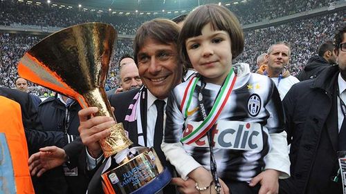 Conte và con gái ăn mừng Scudetto 2012 của Juve, Cúp vô địch đầu tiên sau 9 năm. 9 năm sau, Conte đang đưa Inter đến Scudetto sau 11 năm