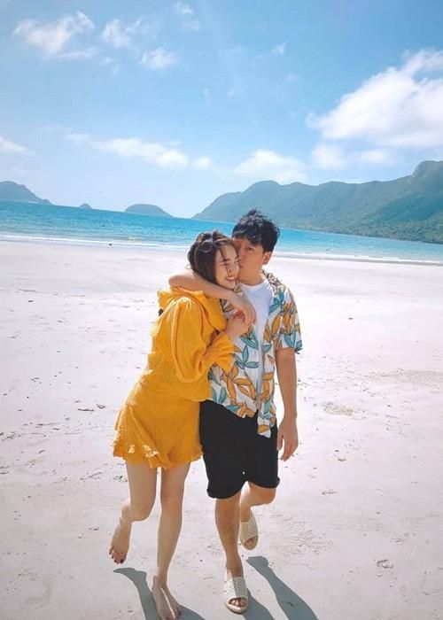 Trường Giang không chỉ "nghiện con" mà còn chiều vợ như bà hoàng. Anh để Nhã Phương quản lý tài chính, tặng vợ xe tiền tỷ, đầu tư 500 triệu xây phòng chiếu phim tại nhà riêng cho vợ.