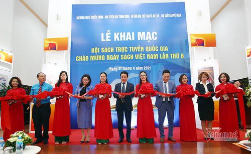 Thứ trưởng Bộ Thông tin và Truyền thông, Thứ trưởng Bộ Văn hóa Thể thao và Du lịch cắt băng khai mạc Hội sách trực tuyến. 