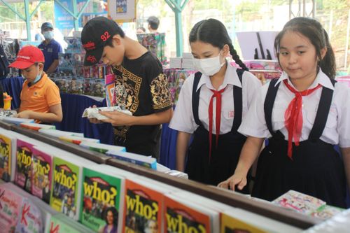  Bạn đọc nhỏ tuổi tham quan, đọc sách tại sự kiện.
