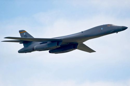 B-1 có thiết kế thân cánh pha trộn, với cánh quét biến thiên và đuôi hình chữ thập. B-1 có thể khép cánh về phía sau, để bay ở độ cao lớn, bay tốc độ siêu âm, cất cánh, hạ cánh. Khi đôi cánh dang rộng, giúp máy bay bay bám mặt đất; đây là tính năng ưu việt của loại máy bay ném bom này.