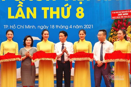 Các đại biểu cắt băng khai mạc Ngày sách Việt Nam.