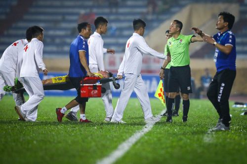  Một tình huống khác, trọng tài bàn phải chạy ra đường pít, giục tổ bê cáng của sân Thiên Trường nhanh chân hơn. Dù cầu thủ Nam Định chấn thương, nhóm bê cáng vẫn gần như đi bộ trên sân. 