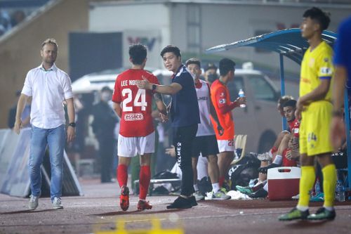  Anh được ban huấn luyện CLB đón ra khỏi sân. Trên đường vào hầm, nhiều cổ động viên thành Nam vẫn xin chữ ký Lee Nguyễn. Hành động không đẹp ở trận này không làm thay đổi được ấn tượng chung tích cực về Lee. 