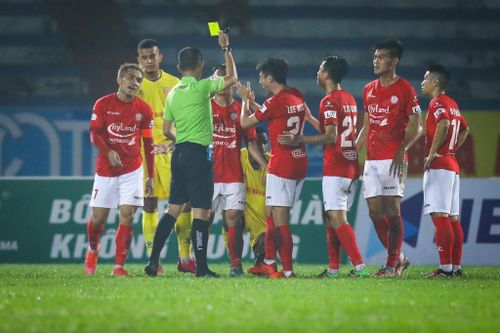  Trước pha bóng đó, Lee Nguyễn đã một lần bật cười, vỗ tay trước mặt trọng tài khi ông rút thẻ phạt đồng đội của anh. 