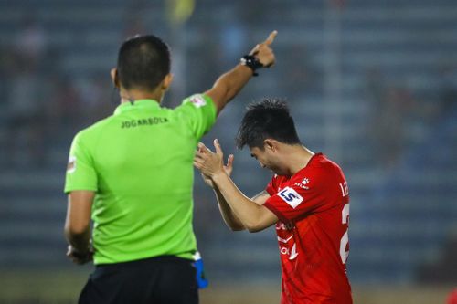  Ông Lân nghiêm nghị, thẳng tay yêu cầu Lee rời sân. Cựu tiền vệ tuyển Mỹ quay mặt bước ra nhưng không ngừng vỗ tay. 