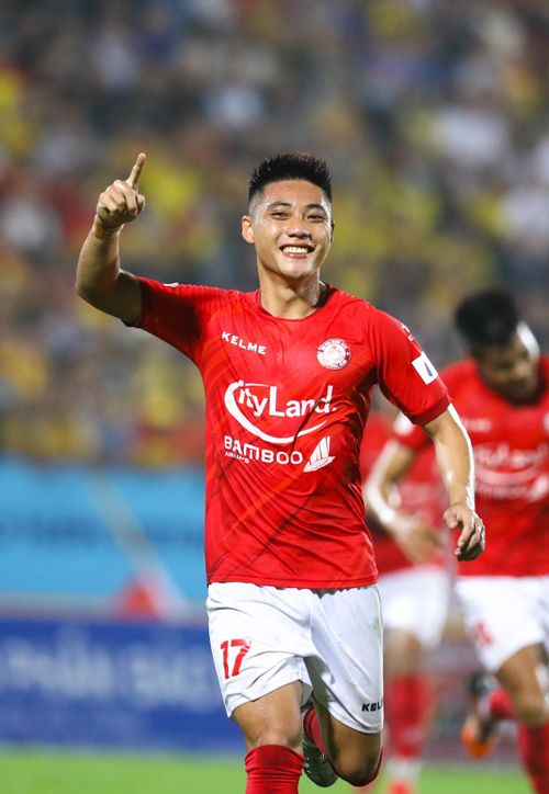  Lâm Ti Phông vốn không thiếu tài năng. Anh là cựu thành viên của lứa U19 Việt Nam 2013-2014, từng khuynh đảo khu vực cùng những Nguyễn Công Phượng, Nguyễn Quang Hải, Phan Văn Đức. Trở về CLB Khánh Hòa, Ti Phông cũng chứng minh được tài năng tại V.League. 