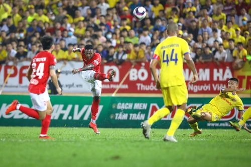  So với ba ngoại binh triệu USD, cầu thủ nội tới từ lò đào tạo trẻ Khánh Hòa tỏ ra hiệu quả hơn hẳn. Trước đó, CLB TP.HCM từng bị chỉ trích rất nhiều vì chính sách 3 ngoại binh trên hàng công. Ở tình huống này, ngoại binh TP.HCM khiến cả sân Thiên Trường ồ lên khi sút thẳng lên trời trong tư thế thoải mái. 