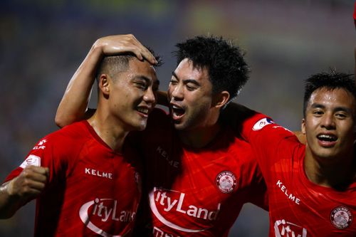  Ti Phông được Lee Nguyễn động viên sau bàn thắng. Hai ngôi sao này có nhiều điểm tương đồng về lối chơi. Họ đều có vóc dáng vừa phải, đều nhanh nhẹn, thông minh và có lối chơi thiên về kỹ thuật. 
