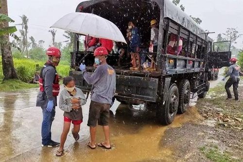 Người dân sơ tán tránh bão