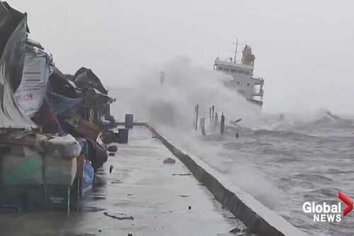 Bão gây sóng lớn tại vùng Catbalogan, Philippines hôm 18/4. Ảnh: Global News