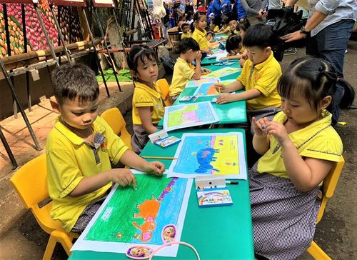 Đông đảo các em thiếu nhi tham gia vẽ tranh theo chủ đề “Những chú voi hạnh phúc” tại Ngày Sách và Văn hóa đọc Việt Nam năm 2021 tại Đắk Lắk.