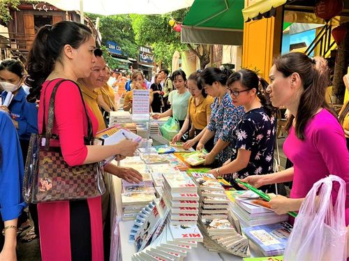 Đông đảo người dân và bạn yêu sách đến tham quan, đọc sách tại Ngày Sách và Văn hóa đọc Việt Nam tỉnh Đắk Lắk năm 2021.