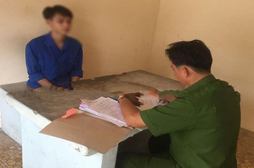 Công an đang lấy lời khai của một trong 6 đối tượng