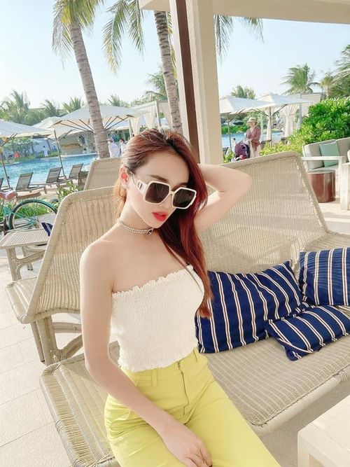 Thời gian gần đây, dù liên tục bị chê bai vì thân hình gầy gò nhưng bà xã Trường Giang luôn biết cách lựa chọn trang phục để tôn lên những điểm cuốn hút trên cơ thể.