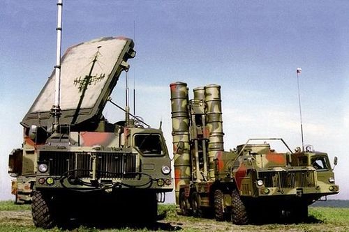 Tổ hợp phòng không S-300 gồm xe radar và xe chở tên lửa. Ảnh : Military Todays