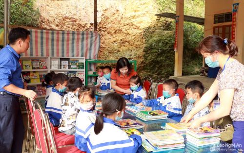 Ngay tại những huyện miền núi cao như Kỳ Sơn dù điều kiện cơ sở vật chất còn nhiều khó khăn nhưng các thư viện cũng đã được xây dựng và là nơi để phụ huynh, học sinh cùng đọc sách. Đó cũng là món ăn tinh thần vô giá để bồi đắp cảm xúc và nuôi dưỡng tình yêu sách trong học trò. Ảnh: MH