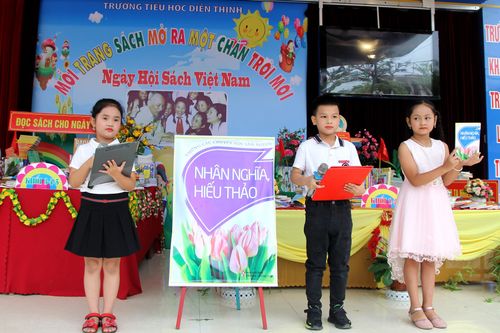 Trong ngày hội đọc sách các học sinh có dịp để chia sẻ về những cuốn sách mà các em yêu thích. Mỗi cuốn sách là một câu chuyện về tình cảm gia đình, tình yêu thương, nhân nghĩa, hiếu thảo. Ảnh: Cảnh Yên.