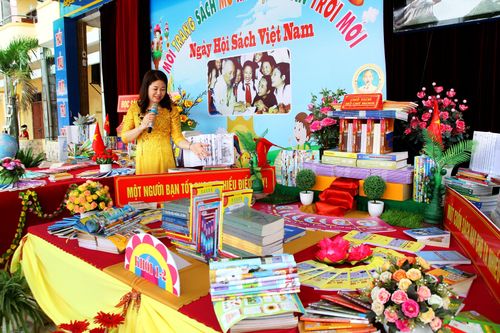Ngày hội đọc sách được triển khai bằng hình thức lồng ghép các hoạt động phong phú, thiết thực gồm: trưng bày sách, giới thiệu các thể loại sách, thi đọc sách, thi kể chuyện...phù hợp với lứa tuổi tiểu học đã thực sự tạo nên một bầu không khí vui tươi hào hứng của ngày hội đọc sách góp phần khơi dậy niềm đam mê yêu thích đọc sách, ham học hỏi của các em học sinh. Ảnh: Cảnh Yên