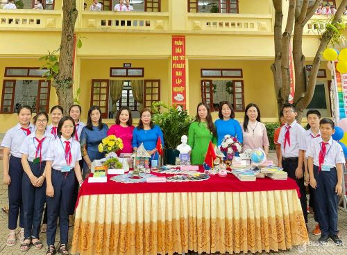 Ngày hội đọc sách ở Trường THCS Hà Huy Tập - TP Vinh được tổ chức với chủ đề “ Sách – Nâng cánh ước mơ”. Ảnh: PV