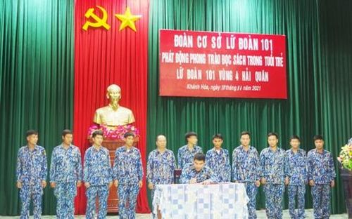 Đại diện các tổ chức Đoàn ký kết giao ước thi đua.