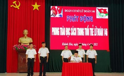 Đại diện các tổ chức Đoàn ký kết giao ước thi đua.