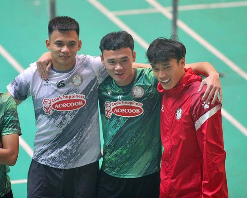 Văn Cường (trái) bắt thay Thanh Thắng bị treo giò chứ không phải Bùi Tiến Dũng.Ảnh: CLB TPHCM