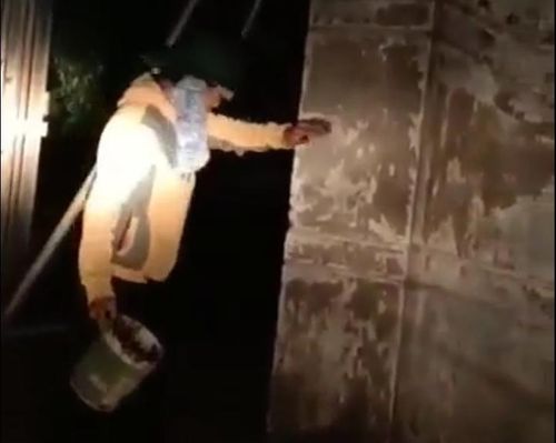 Phẫn nộ người phụ nữ đổ phân lên cháu bé 2 tuổi. Ảnh cắt từ clip