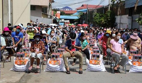 Người dân tập trung lấy hàng hóa hỗ trợ tại các khu vực phong tỏa 