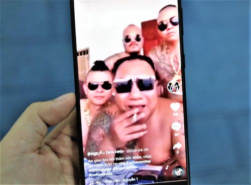 Nội dung bạo lực, ngôn từ kích động bên trong các clip giang hồ xuất hiện công khai trên TikTok.