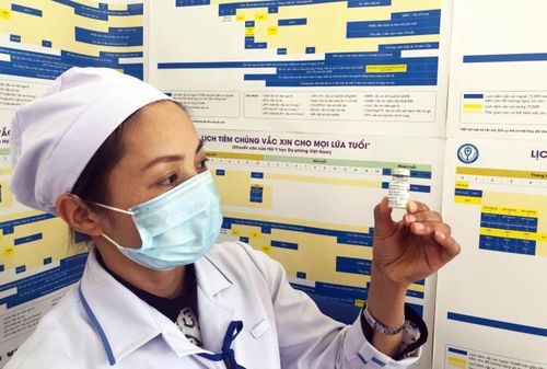 Kiểm tra vắc xin trước khi tiêm