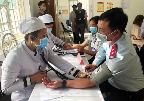 Khám sàng lọc rước khi tiêm vắc xin