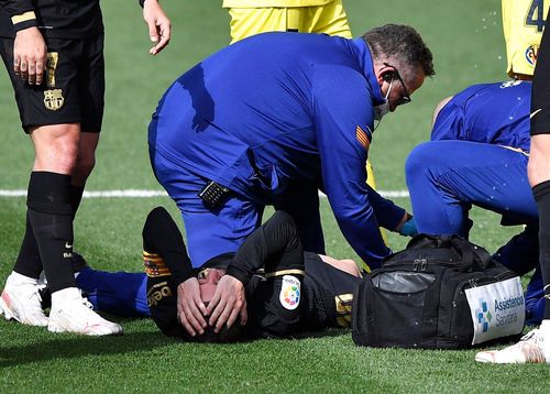  Messi nằm sân sau pha vào bóng của Trigueros. Ảnh: Reuters. 
