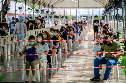 Người dân xếp hàng chờ xét nghiệm COVID-19 tại Bangkok, Thái Lan, ngày 17/4/2021. Ảnh: AFP/TTXVN