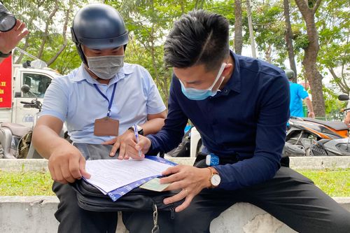  Người đàn ông không đeo khẩu trang khi ngồi uống nước trên đường Lê Lai bị lập biên bản. Ảnh: A.H. 
