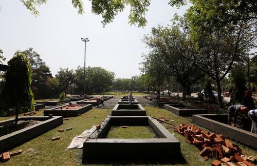 Một địa điểm hỏa táng mới được dựng lên ở New Delhi. Ảnh: Reuters