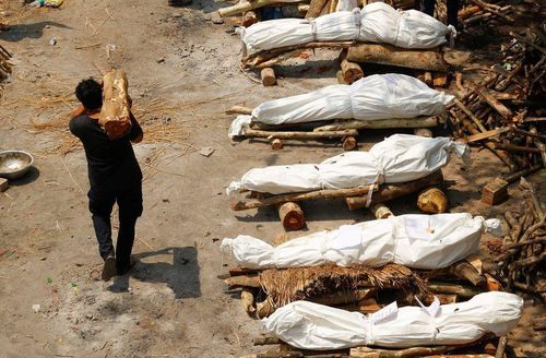 Thi thể các bệnh nhân COVID-19 xếp hàng chờ hỏa thiêu. Ảnh: Reuters