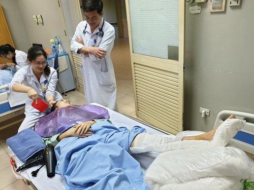 Bệnh nhân Rubella vẫn có thể tắm gội bình thường nhưng phải theo chỉ định của bác sĩ - Ảnh Internet
